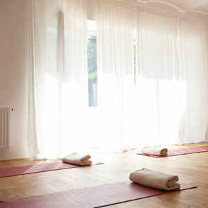 Yoga-Raum lichtdurchflutet mit ausreichend Platz für die Yogakurs-Teilnehmer